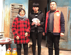 中国公益记录者在线河南周口工作站主任郭建文组织慰问贫困家庭